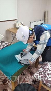 [크기변환]5-1. 용인도시공사가 용인특례시 처인구에 있는 지역내 40곳의 경로당의 전기 안전점검을 마무리했다..jpg