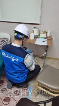 [크기변환]5-2. 용인도시공사가 용인특례시 처인구에 있는 지역내 40곳의 경로당의 전기 안전점검을 마무리했다..jpg