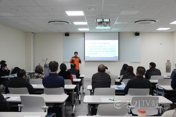 [크기변환]보도사진(화재예방과 교육담당자가 개선된 공동주택 비상방송설비 음원에 대해 설명하는 사진).jpg