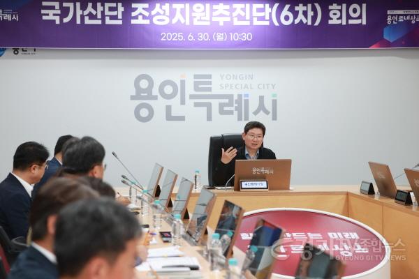 [크기변환]3-2. 이상일 용인특례시장이 6월 30일 열린 이동남사 용인 첨단시스템반도체 국가산업단지 조성지원 추진단 6차 회의를 주재하고 있다.jpg