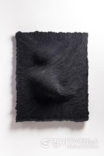 [크기변환](사진자료4) 김용주, 막연함의 무게 감싸여 있는 아이, 2025, 갈고리 걸림 고리 부착식 직물(벨크로), 나무패널, 180×790×980mm.jpg