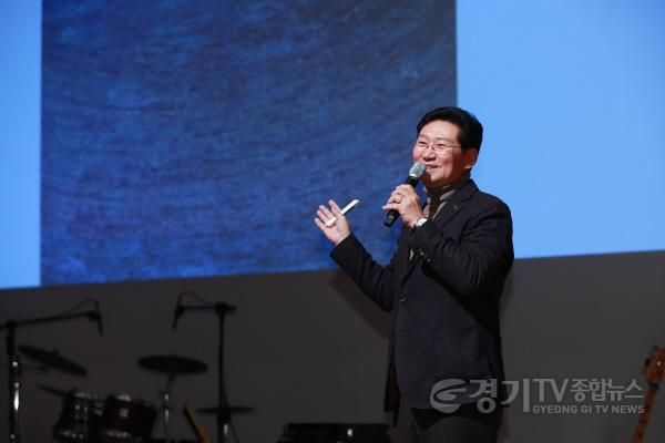 [크기변환]7-2. 이상일 용인특례시장은 22일 시 공직자를 위해 음악·미술·이야기가 어우러진 송년 감사음악회를 진행했다.jpg