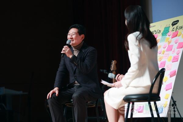 [크기변환]7-4. 이상일 용인특례시장은 22일 공직자를 위한 송년 감사음악회에서 직원들과 소통했다.jpg