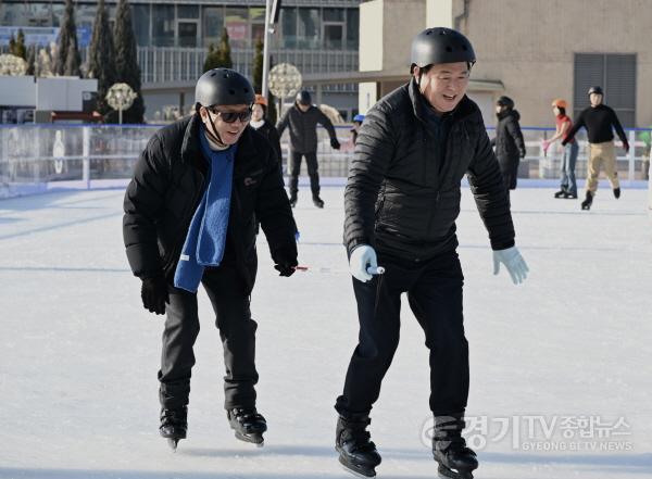 [크기변환][수시보도] 24일 거북섬 스케이트장에서 임병택 시장(오른쪽)과 문광만 지회장(왼쪽)이 스케이트를 타고 있다 (1).jpg