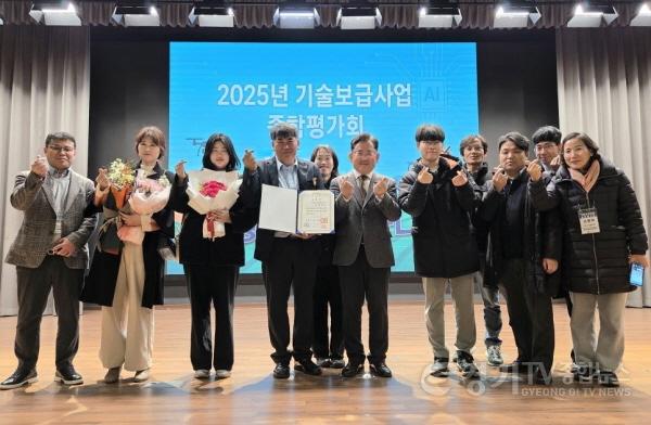 [크기변환]9. 송산포도팜스토리 이완용 대표가 농림축산식품 과학기술 발전 유공 대통령 표창을 수상했다.jpg