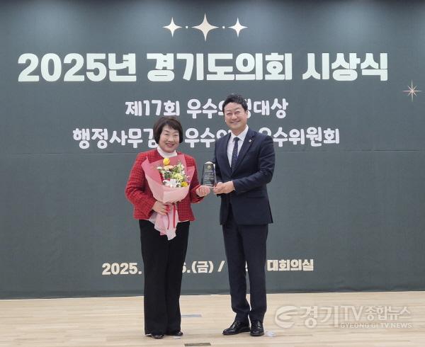 [크기변환]251226 ‘AI 복지’부터 ‘통합돌봄’까지… 지미연 의원, 시도의장협의회 ‘우수 의정대상’ 수상.jpg