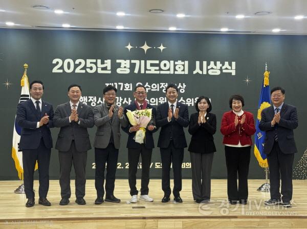 [크기변환]251226 김완규 의원 , 대한민국시도의회의장협의회 ‘제17회 우수의정대상’ 수상.jpg
