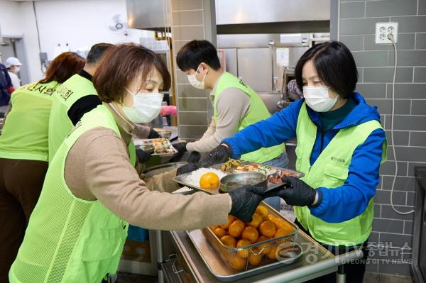 [크기변환]사진5. 유진선 의장, 신현녀 의원이 배식 봉사를 하고 있는 모습.jpg