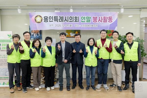 [크기변환]사진7. 용인특례시의회 의원들과 의회사무국 직원들이 수지장애인복지관을 방문해 배식 봉사를 했다.(좌측 네번째 장정순 의원, 우측 세번째 강영웅 의원, 우측 네번째 이윤미 의원).jpg