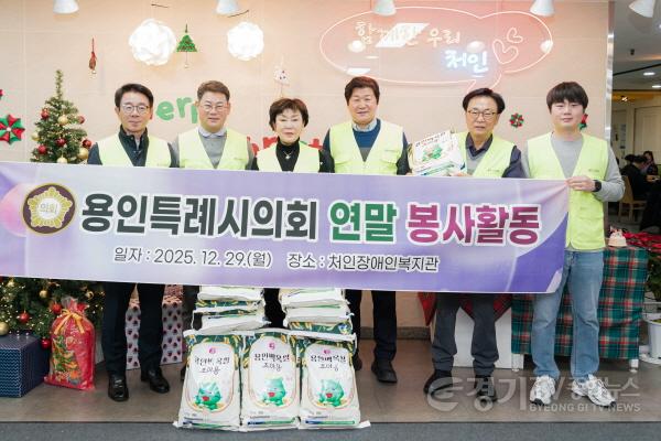 [크기변환]사진1. 용인특례시의회 의원들은 29일 처인장애인복지관을 방문해 배식 봉사를 했다. (좌로부터 김윤선  이진규  김상수  김진석  김영식  박병민 의원순) (1).JPG