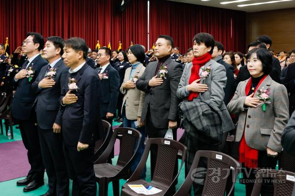 [크기변환]2.의소대 이취임식 참석한 화성특례시의원 국민의례.jpg