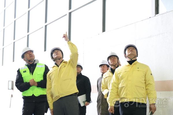 [크기변환]1-1. 정명근 화성특례시장이 지난 24일 동탄숲 생태터널 긴급안전조치 현장을 찾아 공사 추진상황을 살피고 있다.jpg