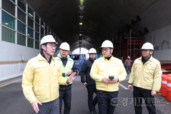 [크기변환]1-2. 정명근 화성특례시장이 지난 24일 동탄숲 생태터널 긴급안전조치 현장을 찾아 공사 추진상황을 살피고 있다.jpg