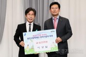 [크기변환]8-1. 이상일 용인특례시장이 12일 ‘용인시장학재단 창립 24주년 기념식’에서 시장이 아닌 개인 자격으로 장학금을 기탁한 뒤 구자범 이사장과 기념사진 촬영을 하고 있다..jpg