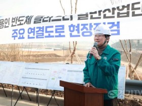 [크기변환]6-1. 이상일 용인특례시장은 11일 용인반도체클러스터 산업단지 주출입도로 공사현장을 방문했다.jpg