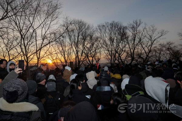 [크기변환]6-4. 이상일 용인특례시장은 1월 1일 새해를 맞아 일출(日出)로 유명한 석성산에 올라 시민 2000여 명과 함께 해맞이를 하고 덕담을 주고 받았다..JPG