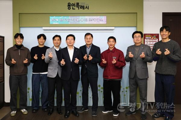 [크기변환]5. 이상일 용인특례시장은 지난해 12월 31일 시장실에서 용인FC 선수단과 간담회를 마친 뒤 기념사진을 촬영하고 있다..jpg