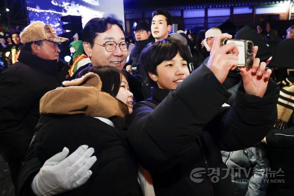 [크기변환]2-2. 정명근 화성특례시장이 송년제야행사에서 용주사를 찾은 시민들과 기념 촬영을 하고 있다.jpg