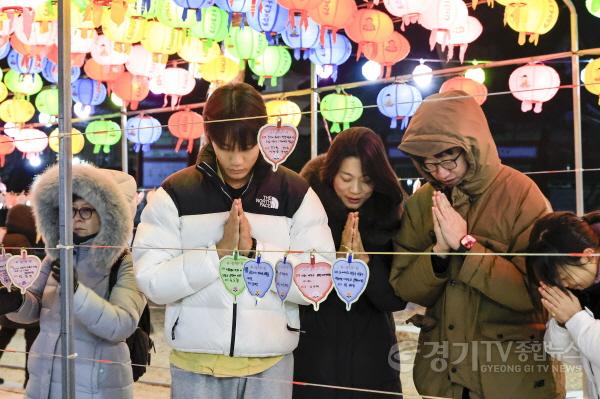 [크기변환]2-3. 용주사를 찾은 시민들이 염원하는 마음을 담아 기도 하고 있다.jpg