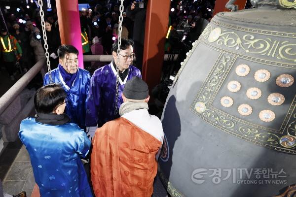 [크기변환]2-4. 정명근 화성특례시장이 성효스님(용주사 주지), 배정수 화성특례시의회의장, 권칠승 국회의원과 함께 타종을 하고 있다.jpg