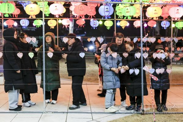 [크기변환]2-5. 용주사를 찾은 시민들이 염원하는 마음을 담아 기도 하고 있다.jpg