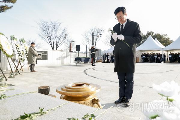 [크기변환]3-1. 정명근 화성특례시장이 화성현충공원에서 현충탑 신년참배를 하고 있다.jpg