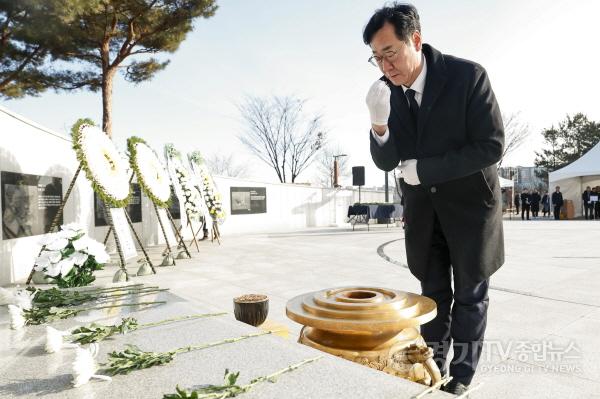 [크기변환]3-3. 정명근 화성특례시장이 화성현충공원에서 현충탑 신년참배를 하고 있다.jpg
