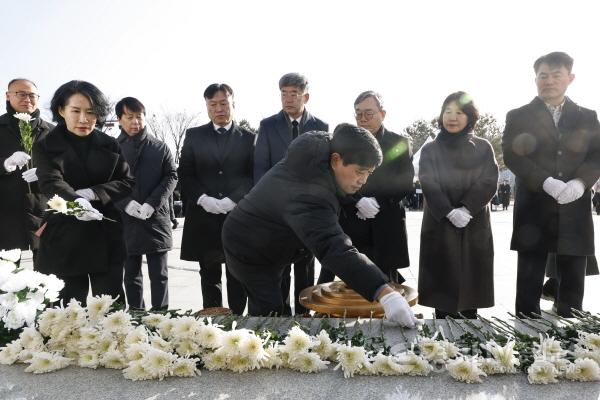 [크기변환]3-4. 화성특례시장 간부공무원들이 화성현충공원에서 현충탑 신년참배를 하고 있다.jpg