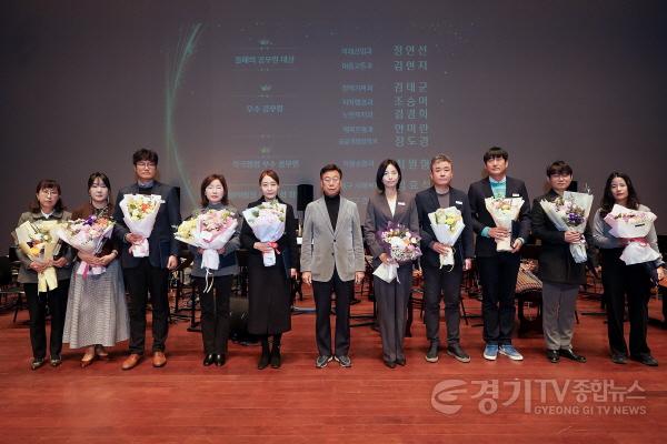 [크기변환]인사과-31일 시청 온누리실에서 열린 종무식에서 신상진 성남시장과 시상을 받은 우수 공무원들이 기념촬영을 하고 있다..jpg