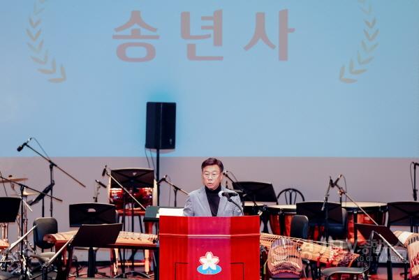 [크기변환]인사과-신상진 성남시장이 31일 시청 온누리실에서 열린 종무식에서 직원들에게 송년사를 하고 있다..jpg