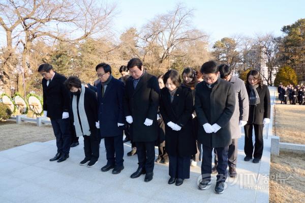[크기변환]20260102 용인특례시의회, 현충탑 참배로 새해 의정활동 시작(4).jpg