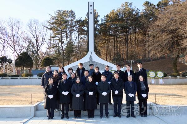 [크기변환]20260102 용인특례시의회, 현충탑 참배로 새해 의정활동 시작(2).jpg