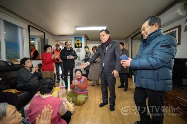 [크기변환]사진1)이재준 수원특례시장, 시민 삶의 현장에서 새해 업무 시작.jpg