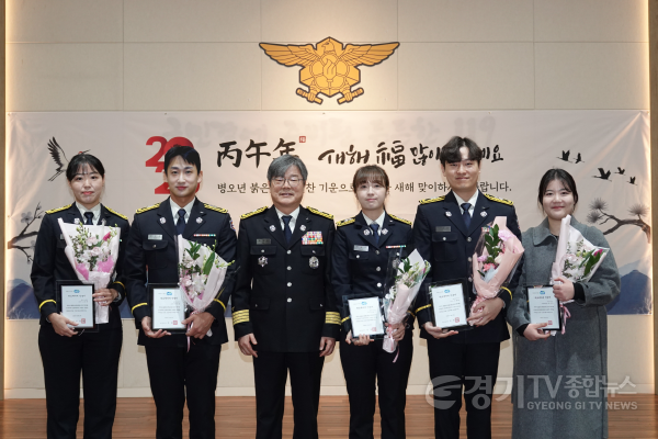 [크기변환]대표수상자 왼쪽부터 오정윤 소방사. 한규호 소방사. 길영관 용인소방서장. 박슬기 소방사. 이동환 소방사. 김지우 대체인력 (1).jpg