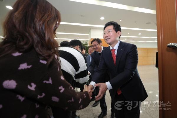 [크기변환]3-3. 이상일 용인특례시장은 2일 시무식에서 공직자들과 새해 인사를 나누고 새해 시정 운영 방향을 공유했다.JPG
