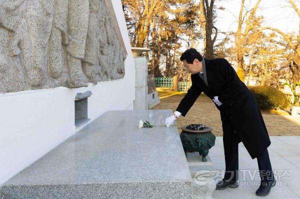 [크기변환]3-4. 이상일 용인특례시장은 2일 아침 현충탑을 참배했다.jpg