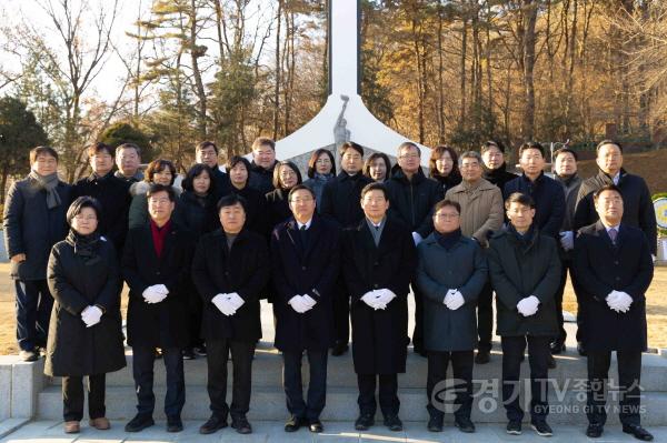 [크기변환]3-5. 이상일 용인특례시장은 2일 아침 현충탑을 참배했다.jpg