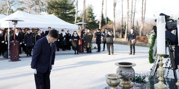 [크기변환]복지정책과-성남시는 1월 2일 오전 중원구 여수동 시청 공원 현충탑에서 새해 각오를 다짐하는 참배 행사를 했다1.jpg