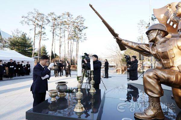 [크기변환]복지정책과-성남시는 1월 2일 오전 중원구 여수동 시청 공원 현충탑에서 새해 각오를 다짐하는 참배 행사를 했다.jpg