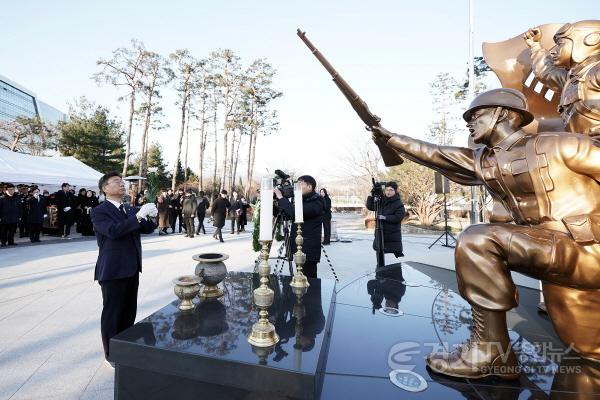 [크기변환]복지정책과-성남시는 1월 2일 오전 중원구 여수동 시청 공원 현충탑에서 새해 각오를 다짐하는 참배 행사를 진행했다.jpg