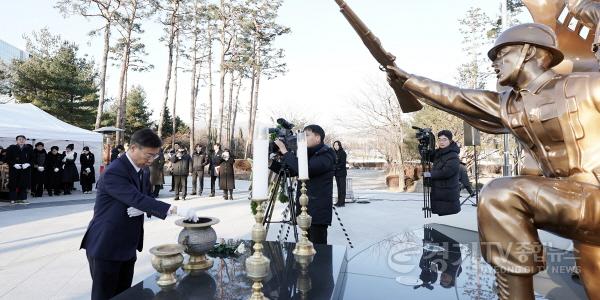 [크기변환]복지정책과-성남시는 1월 2일 오전 시청 공원 현충탑에서 새해 각오를 다짐하는 참배 행사를 진행했다.jpg