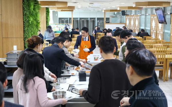 [크기변환]260102 김진경 의장, 2026년 새해맞이 의회사무처 직원 격려 오찬...힘찬 출발 응원 (2).jpg