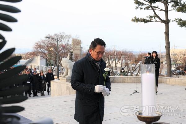 [크기변환]사진1) 신년 현충탑 헌화하는 평택시의회 강정구 의장.jpg