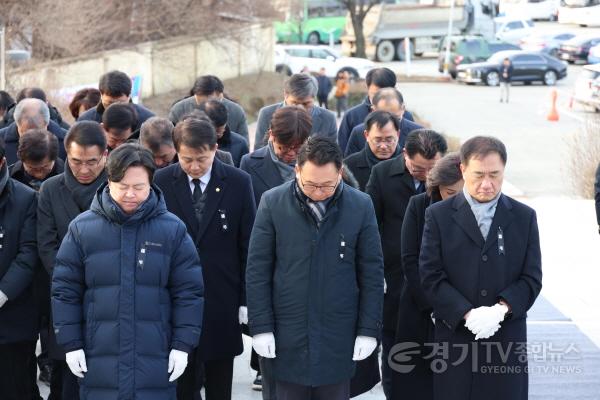 [크기변환]사진2) 신년 현충탑 묵념하는 평택시의회 강정구의장(첫째줄 가운데).jpg