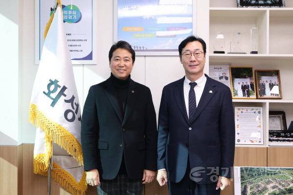 [크기변환]9-2. 정명근 화성특례시장이 최고조 주한 가나 공화국 대사와 기념촬영을 하고 있다.jpg