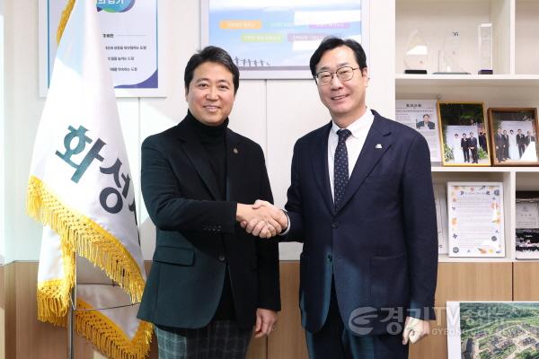 [크기변환]9-5. 정명근 화성특례시장이 최고조 주한 가나 공화국 대사와 기념촬영을 하고 있다.jpg