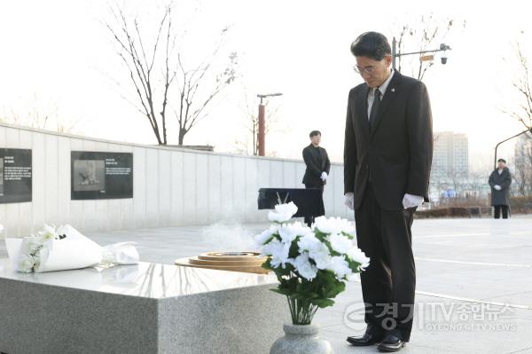 [크기변환]7-2. 윤성진 화성특례시 제1부시장이 5일 현충탑을 찾아 참배하고 있다.jpg