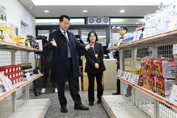 [크기변환]1-5. 정명근 화성특례시장이 12월 그냥드림 선반을 점검하고 있다..jpg