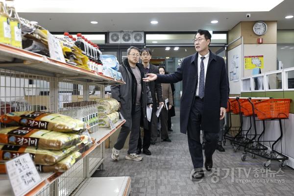 [크기변환]1-6. 정명근 화성특례시장이 12월 그냥드림 선반을 점검하고 있다..jpg