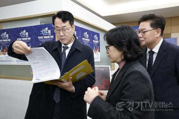 [크기변환]1-8. 정명근 화성특례시장이 12월 그냥드림 방문자 서류를 점검하고 있다..jpg